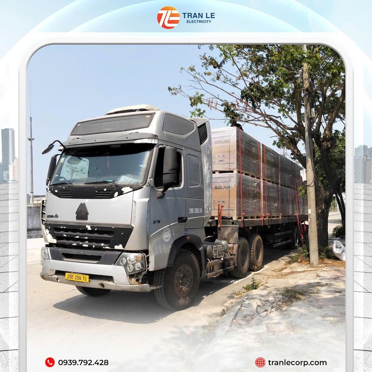 Xe container tải trọng lớn chở kiện hàng tấm pin liên tục về kho Tran Le Electricity