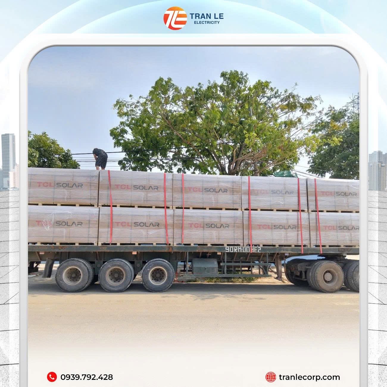 Kiện hàng thiết bị điện mặt trời được kiểm tra kỹ lưỡng trước khi xuất kho giao đến đại lý