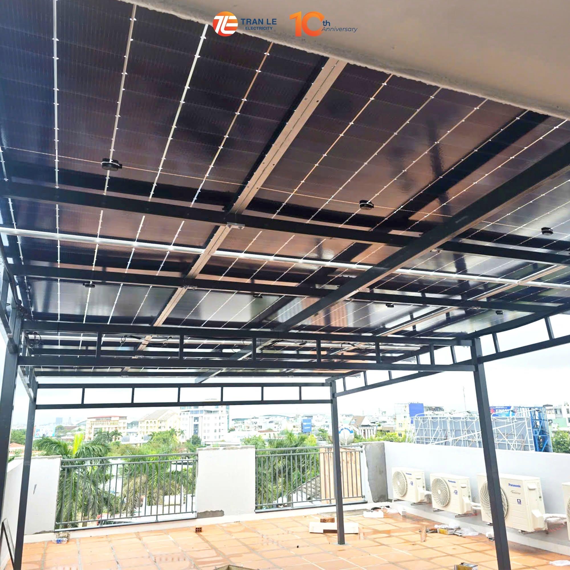 Mái che sân thượng tích hợp tấm pin mặt trời do Tran Le Electricity thi công