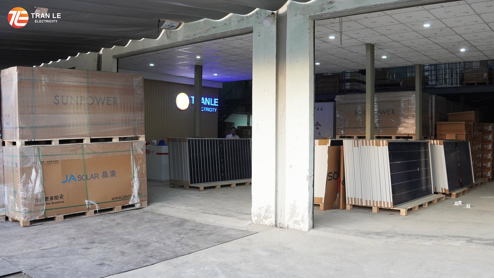 Kho pin mặt trời được sắp xếp gọn gàng, sẵn sàng xuất hàng
