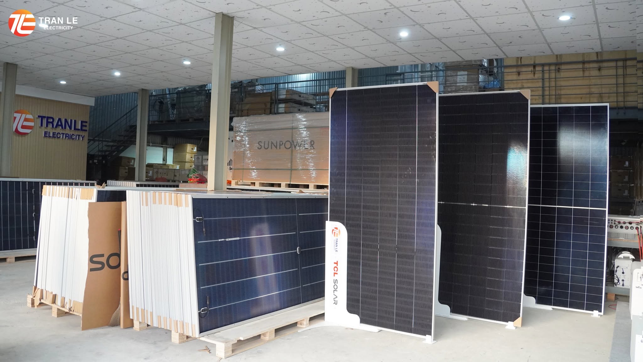 Showroom trưng bày inverter và thiết bị lưu trữKhông chỉ có pin mặt trời, khách hàng còn có thể trực tiếp tham quan showroom trưng bày các dòng inverter, pin lưu trữ để so sánh trước khi quyết định lắp đặt.